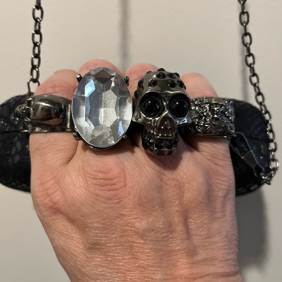 🔥NEW SKULLS & RING KNUCKLE PU SNAKE SKIN PRINT CROSSBODY ALL OFFERS CONSIDERED - Picture 3 of 4